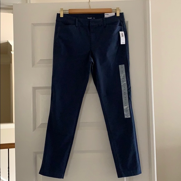 Old Navy Pants - NWT Old Navy Pixie Ankle pants in Navy